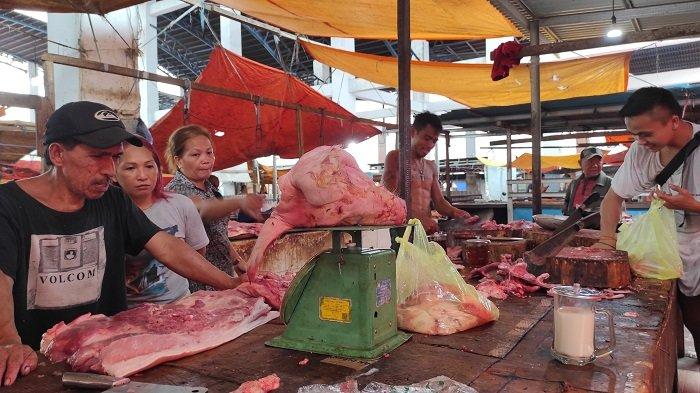 Penjual daging babi di Pasar Pinasungkulan Karombasan, Manado.