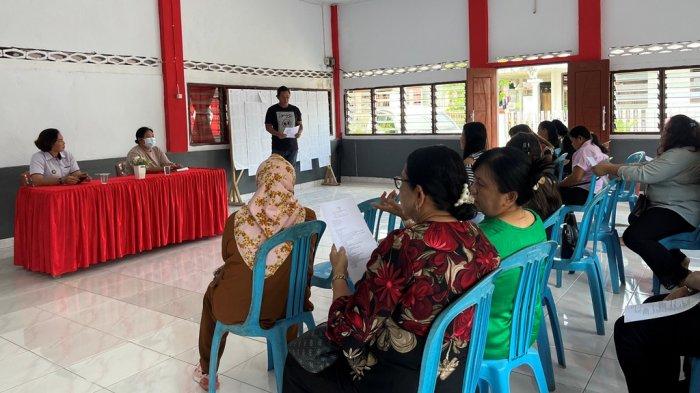 Penyampaian materi sosialisasi PHBS dalam upaya penurunan angka stunting bagi warga Kelurahan Rap-rap dan Airmadidi Atas, Minahasa Utara, Rabu (12/7/2023), di Kantor Lurah Rap-rap, Kecamatan Airmadidi.