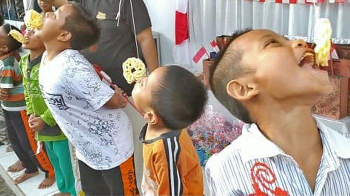 Peserta Lomba makan kerupuk.
