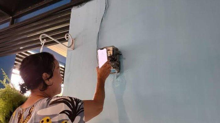 Sari (50), pelanggan PLN di Mataram, Nusa Tenggara Barat melakukan catat meter mandiri melalui aplikasi PLN Mobile. Dengan catat meter mandiri, pelanggan bisa memperkirakan besaran tagihan listrik di rumahnya.