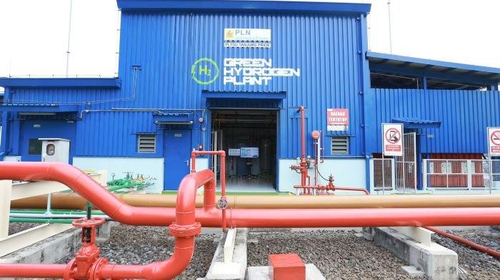 Pada tahun 2023 PLN meresmikan Green Hydrogen Plant (GHP) pertama di Indonesia yang berlokasi di kawasan Pembangkit Listrik Tenaga Gas Uap (PLTGU) Muara Karang, Pluit, Jakarta. Hingga saat ini telah terdapat 22 GHP di pembangkit-pembangkit PLN yang tersebar di seluruh Indonesia.