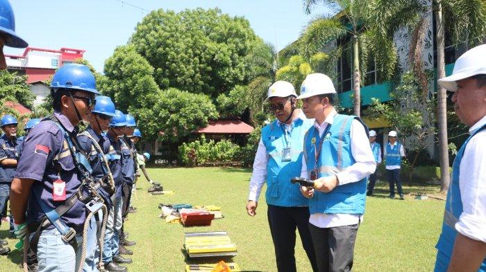 General Manager PLN UID Suluttenggo, Atmoko Basuki melaksanakan pemeriksaan peralatan kerja kepada peserta Apel Quick Connect, Senin (02/09)