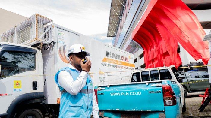 Petugas PLN menyiagakan pasokan listrik berlapis di tempat pelaksanaan upacara, Stadion Mandala, Jayapura.