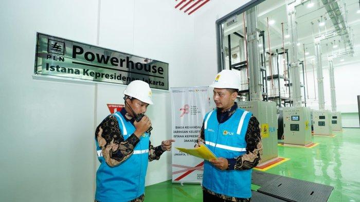 Petugas PLN melakukan pengamanan kelistrikan di Power House saat pelaksanaan upacara HUT ke-78 RI di Istana Kepresidenan, Kamis, (17/8).