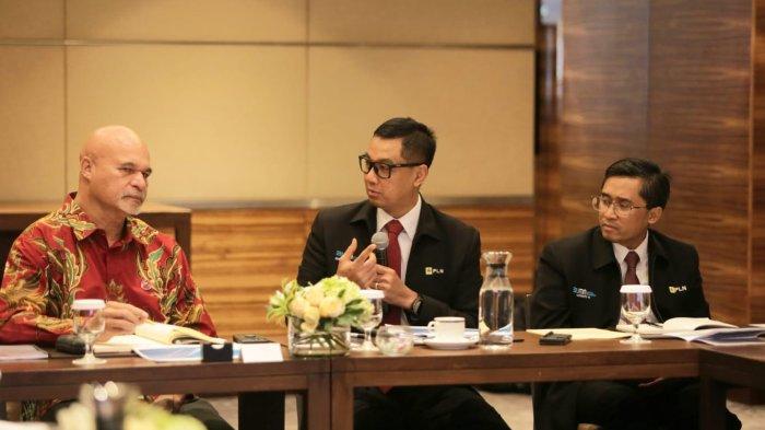 PLN melakukan penjajakan kerja sama terkait suplai listrik ke Desa Wutung di perbatasan Indonesia - Papua Nugini. Kiri ke kanan: John Rosso (Deputi Perdana Menteri Papua Nugini), Darmawan Prasodjo (Direktur Utama PLN), Hartanto Wibowo (Direktur Perencanaan Korporat dan Pengembangan Bisnis PLN)