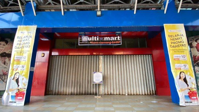 Potret bagian depan pintu masuk utama Super Market Multi Mart di Kawasan Megamas Manado, Sulawesi Utara