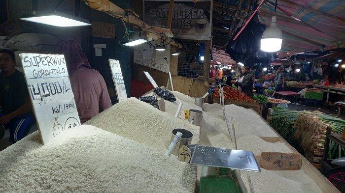 HARGA BERAS NAIK: Potret beras di Pasar Girian, Kota Bitung, Sulawesi Utara (Sulut), Jumat 11 Juli 2025. Harga beras terus mengalami kenaikan sejak pertengahan Juni 2025.