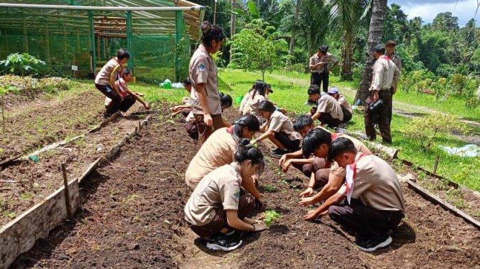 Para siswa menanam benih pada lahan pertanian organik Waya Marendem Sitou Timou (WMS) di Desa Tumaluntung, Kecamatan Kauditan, Kabupaten Minahasa Utara.