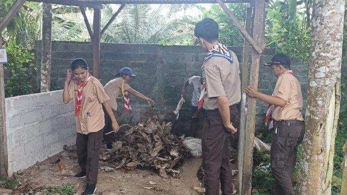 Sejumlah siswa Pramuka belajar membuat pupuk organik pada lahan pertanian Waya Marendem Sitou Timou (WMS) di Desa Tumaluntung, Kecamatan Kauditan, Kabupaten Minahasa Utara.
