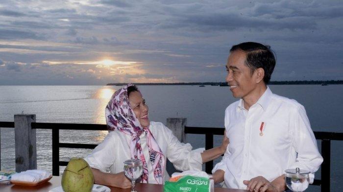 Presiden Joko Widodo dan Ibu Negara Iriana saat nikmati senja di Kaimana, Papua Barat, Minggu (27/10/2019).