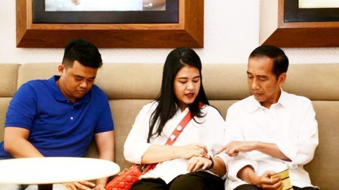 Presiden Joko Widodo didampingi putrinya Kahiyang Ayu dan Bobby Nasution menonton Dilan 1990 di bioskop Senayan City, Minggu (25/2/2018).(Biro Pers, Media dan Informasi Sekretariat Presiden)
