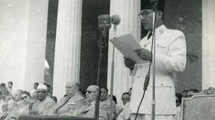 Presiden Soekarno menyampaikan pidato kenegaraan pada peringatan 5 tahun kemerdekaan RI di halaman Istana Merdeka pada 17 Agustus 1950.