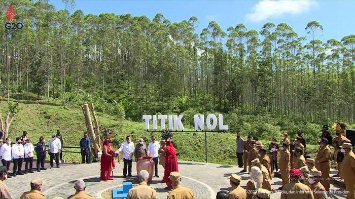 Prosesi penyatuan tanah dan air dari 34 provinsi di Titik Nol Kilometer Ibu Kota Negara (IKN) Nusantara di Kabupetan Penajam Paser Utara, Kalimantan Timur, Senin (14/3/2022). Prosesi ini dipimpin langsung oleh Presiden Joko Widodo (Jokowi), dihadiri 34 gubernur dan 15 tokoh masyarakat Kalimantan. Ada enam gubernur yang absen alias tidak hadir dalam prosesi tersebut. Kondisi kesehatan menjadi alasan ketidakhadiran para kepala daerah ini. Siapa saja?