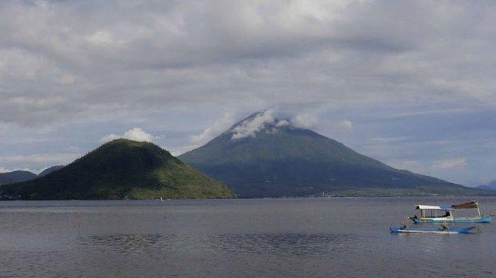 Pemandangan lukisan di belakang uang seribu rupiah, Pulau Tidore dan Pulau Maitara yang terlihat dari Ternate, Malulu Utara.