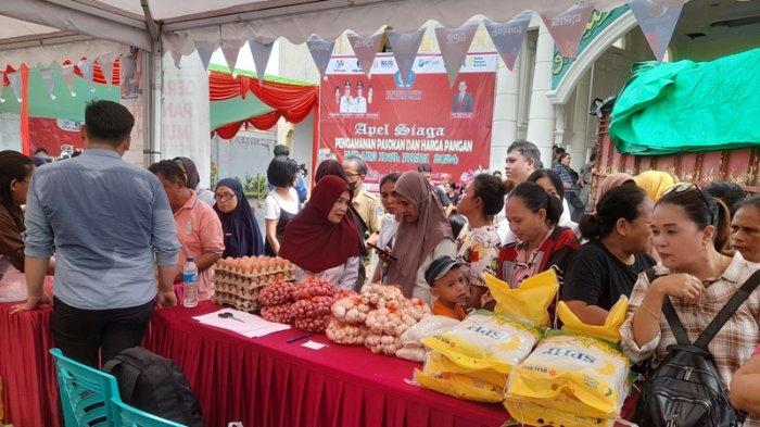 Pasar murah di halaman Mesjid Raya Ahmad Yani Manado, Sulut, Senin (1/4/2024) pagi.