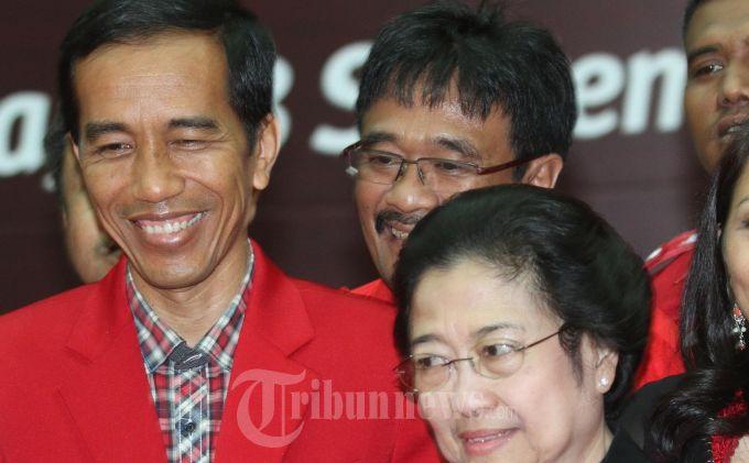 RAKERNAS PDI PERJUANGAN - Ketua umum PDI-P Megawati(depan) dan Kader PDI Jokowi pada penutupan Rapat Kerja Nasional (Rakernas) PDI Perjuangan (PDIP) di Ancol, Jakarta Utara, Minggu (8/9/2013). Kesimpulan Rakernas PDI Perjuangan tidak secara resmi menginstruksikan Gubernur DKI Jakarta Joko Widodo maju menjadi calon presiden Pemilu Presiden 2014 dari partai berlambang kepala banteng tersebut.