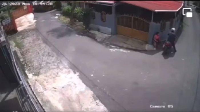 Rekaman CCTV yang memperlihatkan aksi perampasan handphone.