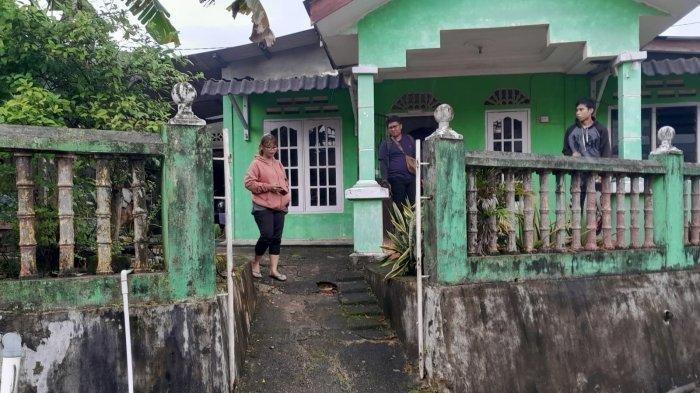 ENCURIAN DI TANJUNGPINANG VIRAL - Fandi, warga Jalan Cempa Nomor 5 RT 04 RW 07 Kelurahan Sei Jang Kecamatan Bukit Bestari, Kecamatan Tanjungpinang, Provinsi Kepri menunjukkan pagar beso yang hilang dicuri saat ia sedang mandi, Senin