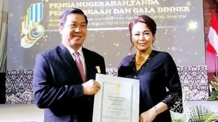 Wakil Gubernur Sulawesi Utara, Steven Kandouw, menerima penghargaan Dharma Karya Kencana saat Hari Keluarga Nasional (Harganas) ke-31 di Semarang, Jawa Tengah, Jumat (28/6/2024) malam.