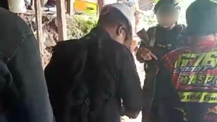 Salah satu oknum Brimob Polda Sulut diduga memukul penambang di Desa Tatelu.