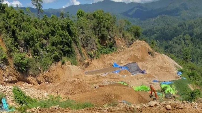 TAMBANG ILEGAL - Lokasi tambang emas ilegal di Kecamatan Ratatotok, Kabupaten Minahasa Tenggara, Sulawesi Utara, Selasa (11/3/2025). Pemilik tambang emas yang ricuh ternyata WNA China.