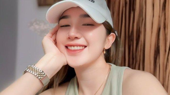 TORANG KANAL- Cindy Vreshillia, perempuan asal Langowan, Minahasa, Sulawesi Utara, kelahiran 18 Juni 1999. Cindy memilih terjun ke dunia bisnis, khususnya di bidang fashion.