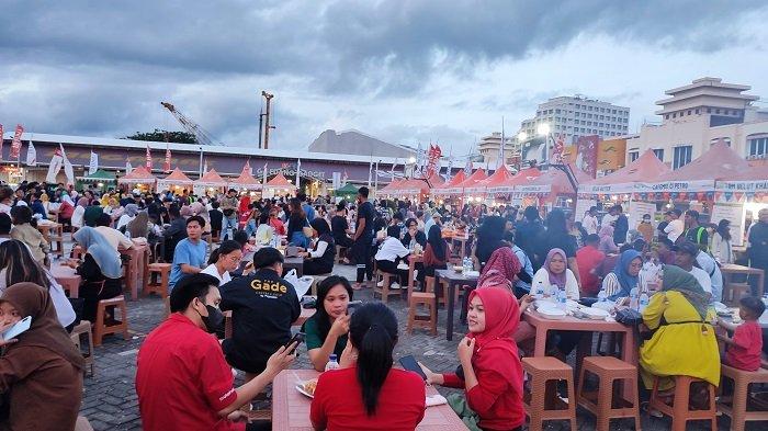 Suasana di festival Kuliner Ramadan 2023, di Kawasan Megamas, Manado, Sulawesi Utara.