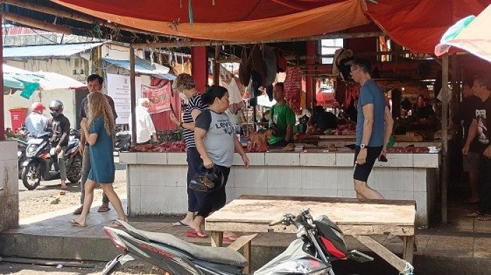 Suasana di Pasar Ekstrim Tomohon, Sulawesi Utara.