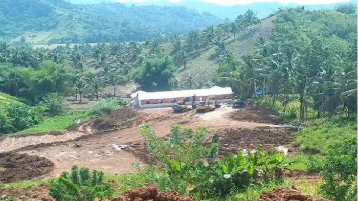 TAMBANG - Aktivitas tambang emas di perkebunan Oboi, Kecamatan Dumoga, Kabupaten Bolmong, yang kembali beraktivitas. Meskipun sempat ditutup oleh Polres dan DLH Bolmong, aktivitas tambang emas ilegal di perkebunan Oboi, Kecamatan Dumoga, Bolmong, kembali beraksi. Senin 7 April 2025.