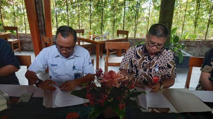 Penandatanganan MOU antara BRI Kantor cabang Tondano dan GMAHK Daerah Konferens Minahasa oleh Agus Arsyad mewakili BRI (kemeja biru muda) dan Pdt Benny Ole, M.Min mewakili GMAHK (kemeja batik)