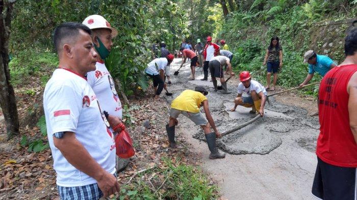 Kompak, masyarakat bersama tim relawan sahabat Joune Ganda, saat melakukan perampungan perbaikan jalan Sawangan-Sampiri, Jumat (28/8/2020)