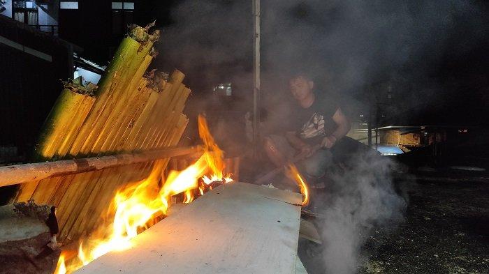 Foto ilustrasi, memasak makanan dalam wadah bulu (bambu) merupakan ciri khas Pengucapan Syukur di Minahasa.