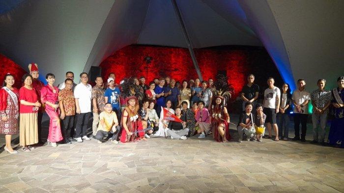 WISATA - Turis dari kota Shanghai Cina mengunjungi Pasar Wisata Tongkaina di kota Manado, Sulawesi Utara, Minggu (11/5/2025) malam.