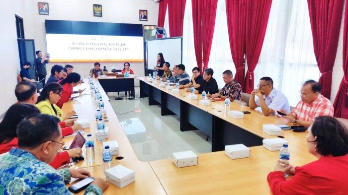 Rektor Unima Prof Dr Deitje Adolfien Katuuk MPd menerima secara langsung Kunjungan Kerja (Kunker) Ketua DPRD Sulut