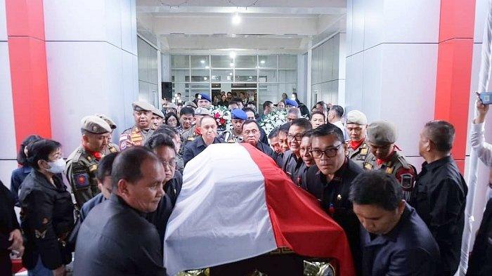 Upacara pelepasan Almarhum Stevanus Vreeke Runtu, mantan Bupati Minahasa Periode 2003-2013.