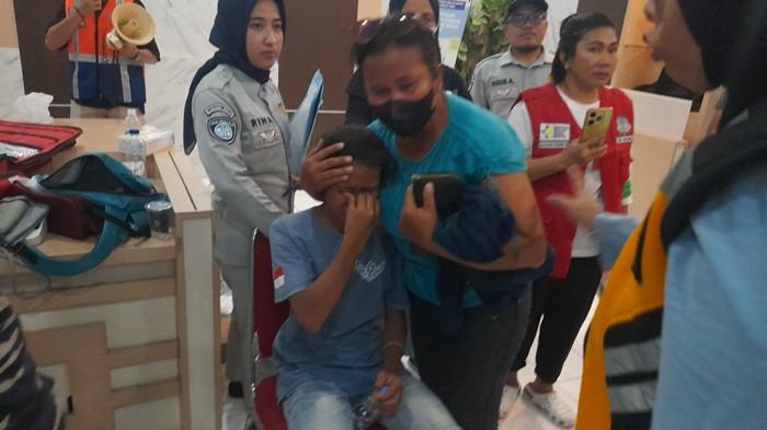 TANGIS - Tangis Silvia pecah saat melihat anaknya Gloria dan suaminya Hermanto dalam keadaan selamat. Hemanto dan Gloria adalah penumpang KM Barcelona VA, kapal yang terbakar di perairan Talise, MInggu (20/7/2025).