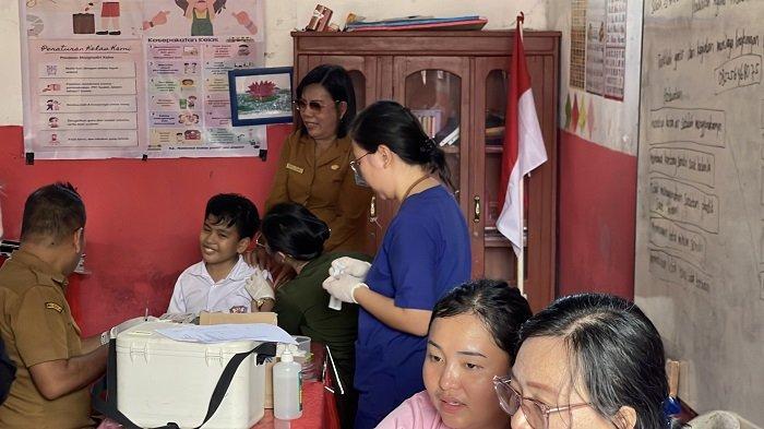 VAKSIN DBD - Petugas kesehatan dari UPTD Puskesmas Kolongan melakukan vaksin DBD ke siswa di SD Inpres Koltem Kecamatan Kalawat Kabupaten Minut, Sulut Selasa 29 April 2025.