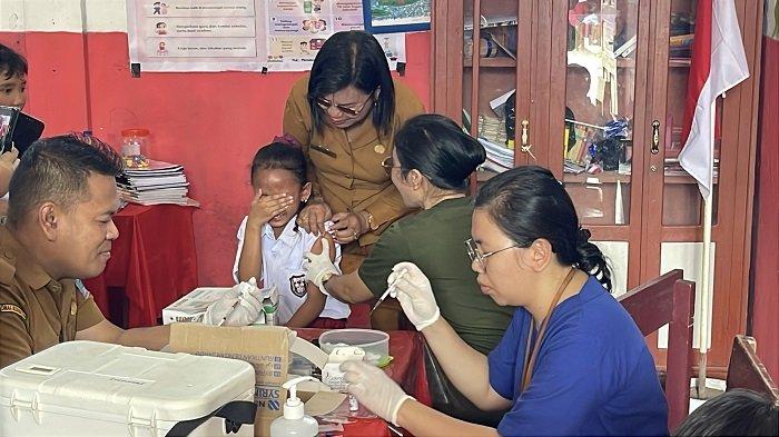 VAKSIN DBD - Petugas kesehatan dari UPTD Puskesmas Kolongan melakukan vaksin DBD ke siswa di SD Inpres Koltem Kecamatan Kalawat Kabupaten Minut, Sulut Selasa 29 April 2025.