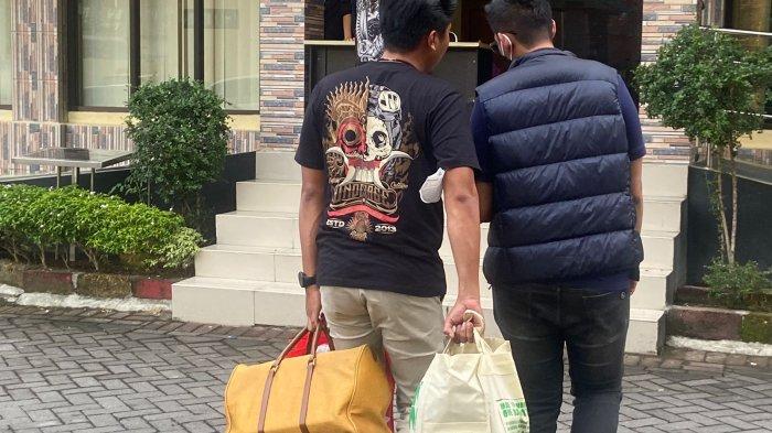 Victor Pandunata dan seorang Notaris bernama Drajat Suriaman dibawa Bareskrim Mabes Polri ke Polda Sulawesi Utara