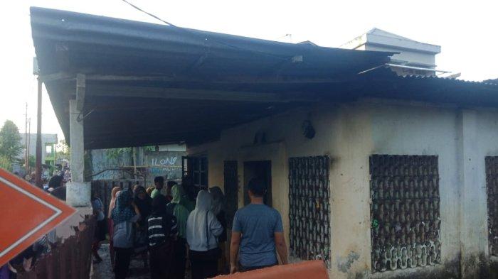 Warga yang membantu membersihkan rumah pasca kebakaran di Kecamatan Singkil, Manado, Sulawesi Utara.