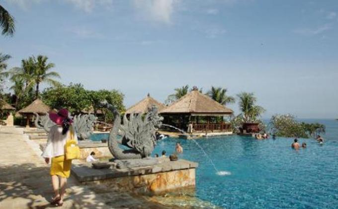 Wisatawan menikmati liburan di Ayana Resort and Spa, Jimbaran, Bali, Sabtu (22/6/2013). Bisnis penginapan di kawasan wisata pantai masih menjanjikan karena di sejumlah kawasan pantai di Bali seperti Kuta, Seminyak, Jimbaran, Nusa Dua dan Tanjung Benoa masih menarik wisatawan baik domestik maupun mancanegara.