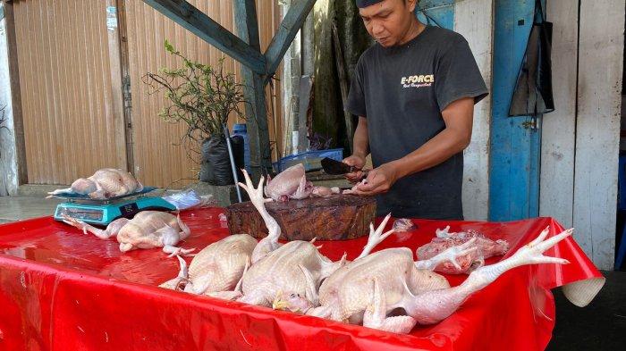 Potret daging ayam yang dijual di Pasar Langowan, Minahasa, Sulawesi Utara, Minggu (9/6/2024).