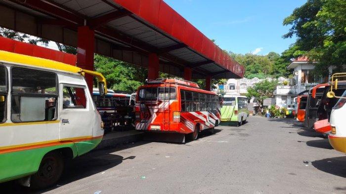 TERMINAL BUS - Suasana Terminal Bus Paal Dua, Kota Manado, Sulawesi Utara, Kamis (26/6/2025). Sopir bus Manado-Bitung mengeluhkan sepinya penumpang.