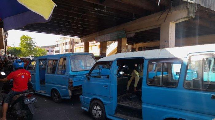 ANGKUTAN UMUM - Angkot atau mikrolet di pusat Kota Manado, Sulawesi Utara. Berikut daftar trayek angkot di Manado.