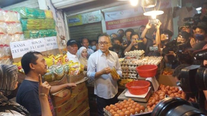 Mendag Zulkifli Hasan saat sidak perdana di Pasar Cibubur, Jakarta Timur, Kamis (16/6/2022).