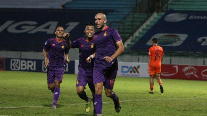 Selebrasi Youssef Ezzejjari usai mencetak gol ke gawang lawan.