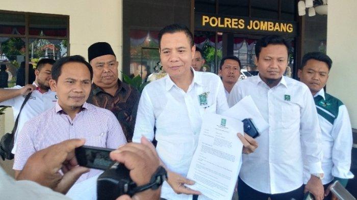 DPC PKB Jombang saat melaporkan mantan sekjen PKB, Lukman Edy, ke Mapolres Jombang