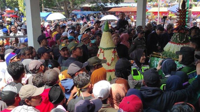 Warga berebut tumpeng dan air siraman Gong Kiai Pradah di Alun-alun Lodoyo, Kecamatan Sutojayan, Kabupaten Blitar, Jumat (29/9/2023)