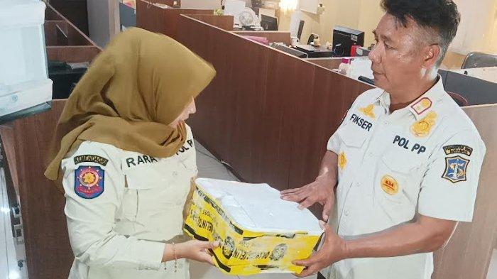 AMANKAN SAMPEL ES KRIM - Satuan Polisi Pamong Praja (Satpol PP) Surabaya membawa sampel es krim yang diduga mengandung alkohol ke Badan Pengawas Obat dan Makanan (BPOM) Surabaya. Selanjutnya, BPOM akan memeriksa kandungan zat yang terkandung dalam es krim.