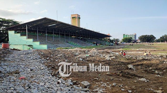 Sejumlah warga bermain di area proyek revitalisasi Stadion Teladan Jalan Stadion, Kota Medan, Kamis (1/2). Revitalisasi Stadion Teladan Medan yang dibangun pada tahun 1952 tersebut menelan anggaran Rp 560 miliar dan ditargetkan selesai pada Oktober 2024.